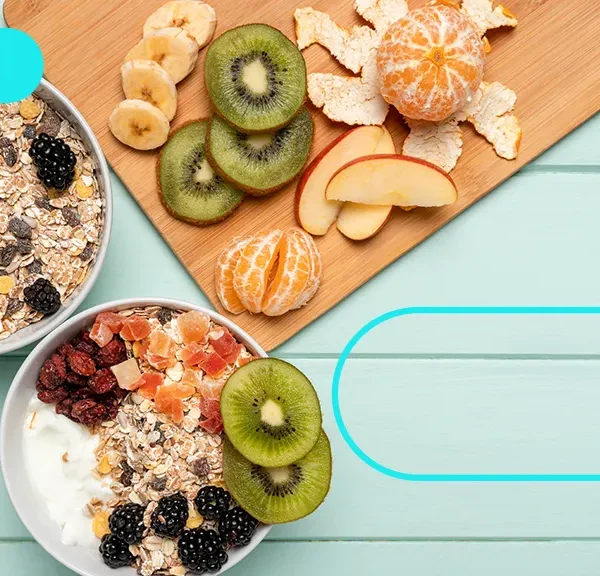 در این تصویر انواعی از میوه جات و سبزیجات برای میان‌وعده رژیمی است