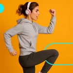خانمی با هدست خود در حال ورزش کردن و گوش به موسیقی برای بهبود عملکرد ورزشی خود است