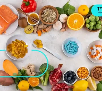 این تصویر ترکیبی از مکمل‌های غذایی (کپسول‌ها و قرص‌ها) و غذاهای عملکردی طبیعی مانند ماهی سالمون، زردچوبه، عسل، کیوی، مرکبات، مغزها و سبزیجات را نشان می‌دهد که برای تغذیه مناسب بعد از ورززش برای ریکاوری سریع است
