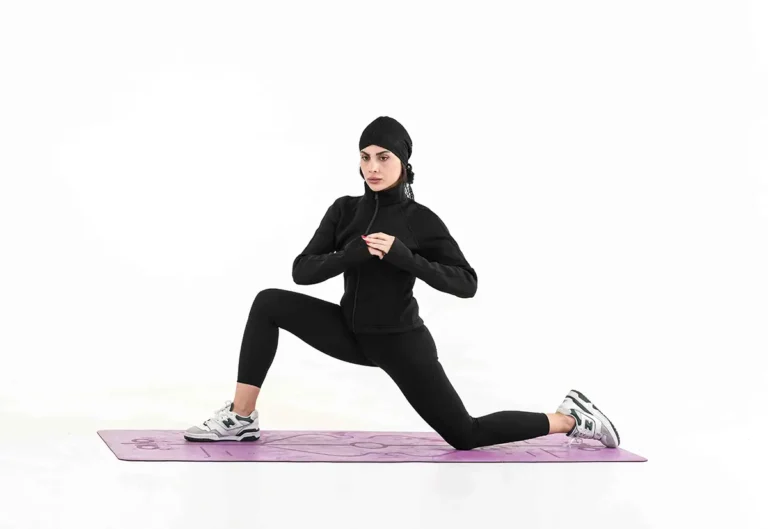 مربی اپ تی فیت مهاصراف در حال زدن حرکت لانچ نشسته است.