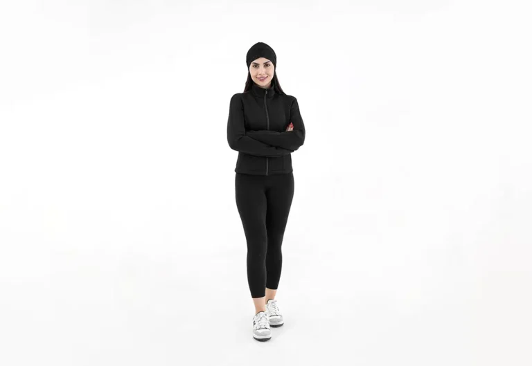 مربی اپ ورزشی تی فیت مها صراف در حال زدن حرکت فانکشنال است.