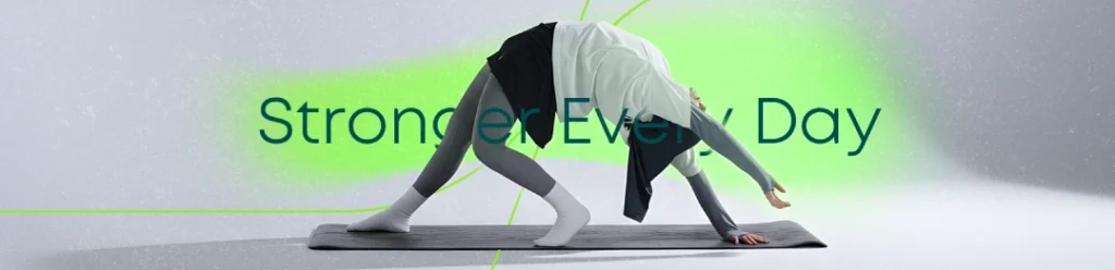 فردی در حال کار با اپلیکیشن ورزشی و دوره تمرین ورزشی در موبایل