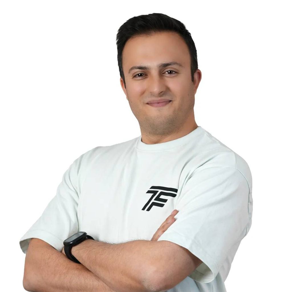 علیرضا پرسا مربی ورزشی رشخصصی پیلاتس در برنامه تمرینی تی‌فیت TFIT